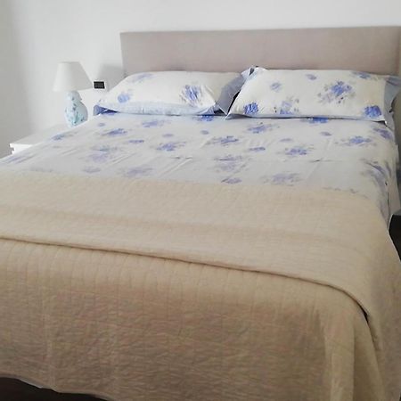 White-Blue Vibes, Seafront 2-Bedroom Apt มอนเตซิลวาโน ภายนอก รูปภาพ