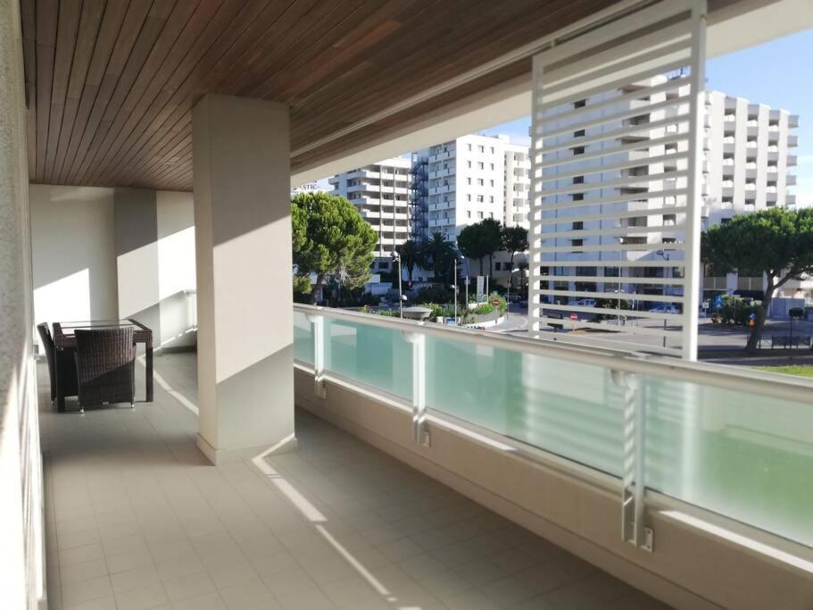 White-Blue Vibes, Seafront 2-Bedroom Apt มอนเตซิลวาโน ภายนอก รูปภาพ
