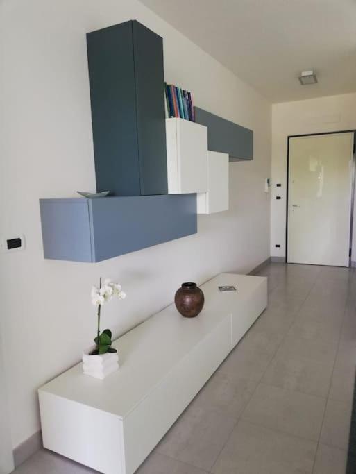 White-Blue Vibes, Seafront 2-Bedroom Apt มอนเตซิลวาโน ภายนอก รูปภาพ
