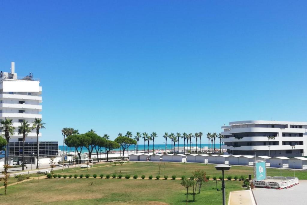 White-Blue Vibes, Seafront 2-Bedroom Apt มอนเตซิลวาโน ภายนอก รูปภาพ