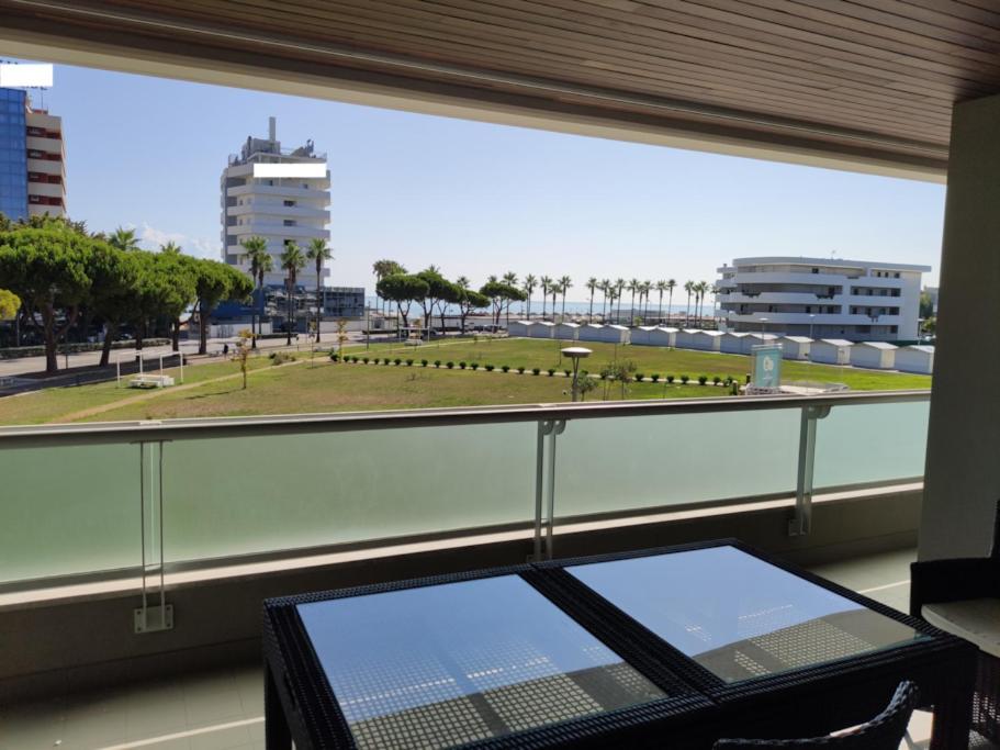 White-Blue Vibes, Seafront 2-Bedroom Apt มอนเตซิลวาโน ภายนอก รูปภาพ
