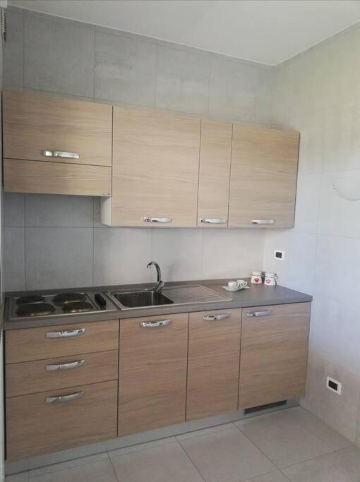 White-Blue Vibes, Seafront 2-Bedroom Apt มอนเตซิลวาโน ภายนอก รูปภาพ