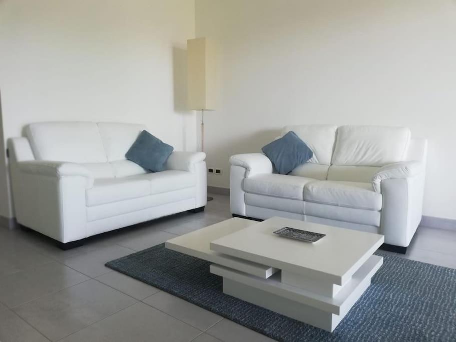 White-Blue Vibes, Seafront 2-Bedroom Apt มอนเตซิลวาโน ภายนอก รูปภาพ