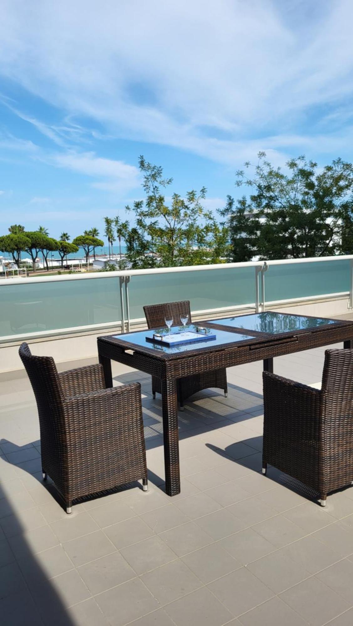 White-Blue Vibes, Seafront 2-Bedroom Apt มอนเตซิลวาโน ภายนอก รูปภาพ