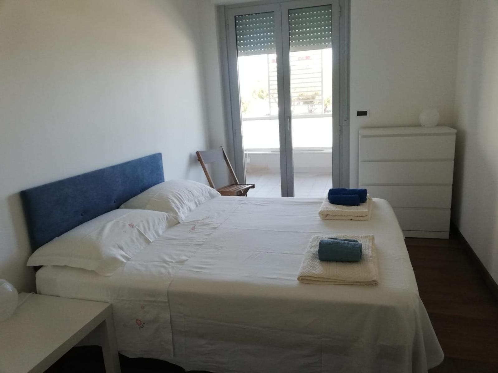 White-Blue Vibes, Seafront 2-Bedroom Apt มอนเตซิลวาโน ภายนอก รูปภาพ